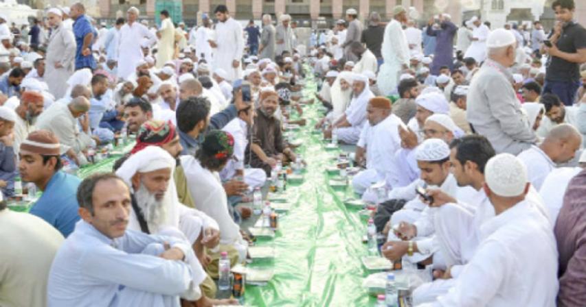 Hundreds throng mosques in KSA for free iftar meal
