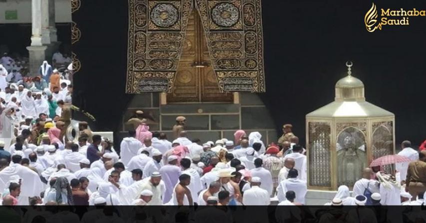 Worshippers, throng the Grand Mosque in Makkah for the last Friday prayer of Ramadan
