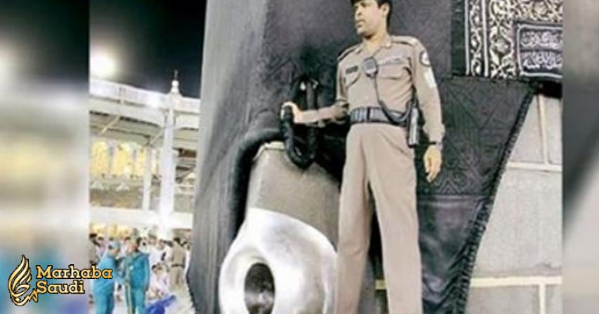 Why are 24 guards assigned to protect the Black Stone (Hajr-e-Aswad)?
