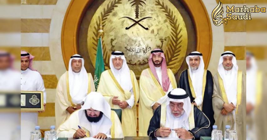 Makkah governor hands over new Kaaba cover to senior caretaker