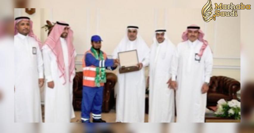 Man Has Been Honored For Picking Up The Saudi Flag During Heavy Rain After It Was Swept Up By The Wind