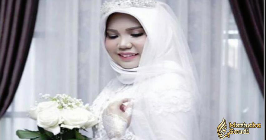 Lion Air crash: Victim's fiancée takes wedding photos alone