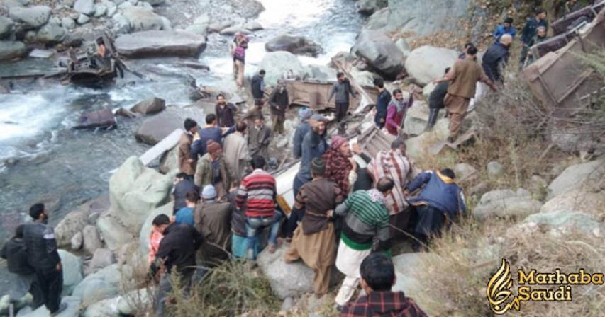 13 People killed in Indian Kashmir as bus falls down gorge 