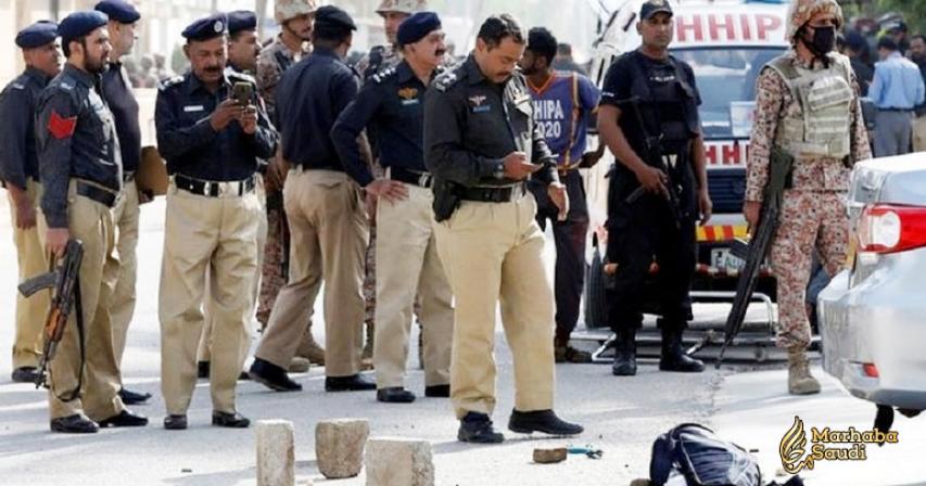 Bomb targeting Pakistani police at shrine kills 5 in Lahore