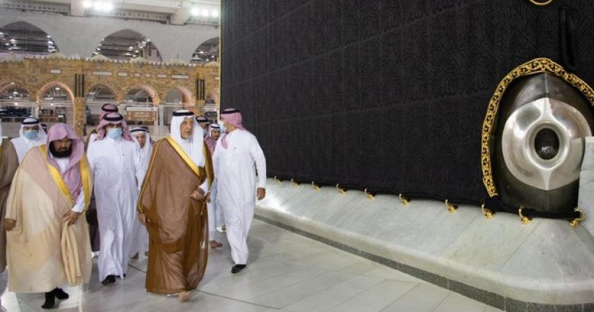 Makkah governor helps to wash Kaaba