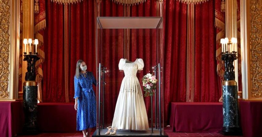 Wedding gown of UK's Princess Beatrice goes on show