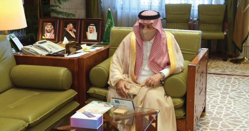 Riyadh governor launches initiative to provide tablets for needy students