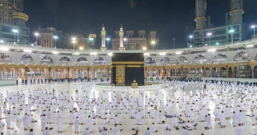 Student volunteers guide pilgrims at Makkah's Grand Mosque