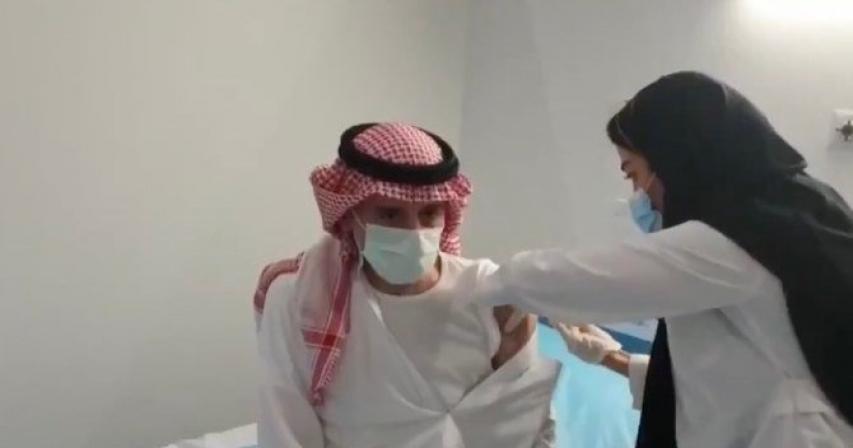 Saudi Minister of State for Foreign Affairs receives first dose of COVID-19 vaccine