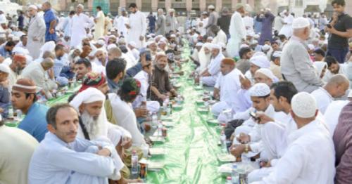 Hundreds of people throng mosques for free iftar meal