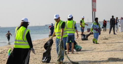 Saudi mayor honors British expat for 27 years of beach cleaning